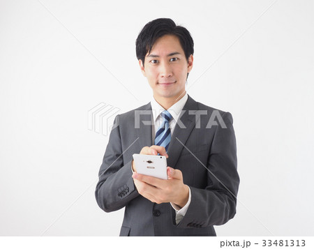 スマートフォンを持つビジネスマン 33481313