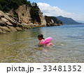 無人島で海水浴する女の子 33481352