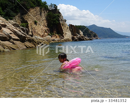 無人島で海水浴する女の子 33481352