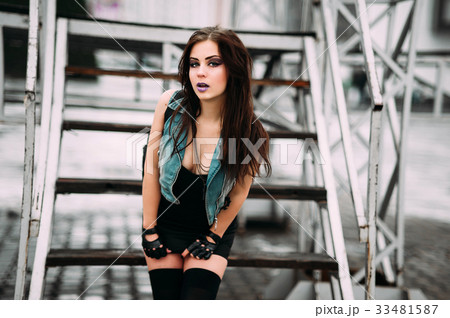 crazy glamor stylish sexy smiling young woman 33481587