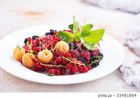 mix berries mix berries 33481884