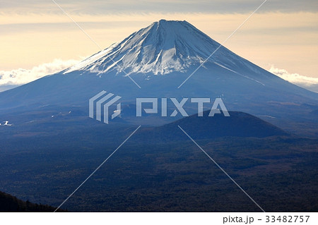 三方分山山頂から眺める冬の富士山 三方分山山頂から眺める冬の富士山 33482757