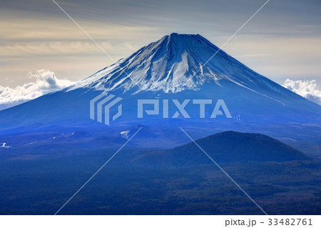 三方分山山頂から眺める冬の富士山 三方分山山頂から眺める冬の富士山 33482761