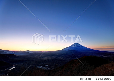 精進湖・パノラマ台から見る未明の富士山 精進湖・パノラマ台から見る未明の富士山 33483065