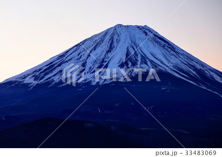 精進湖・パノラマ台から見る未明の富士山 精進湖・パノラマ台から見る未明の富士山 33483069