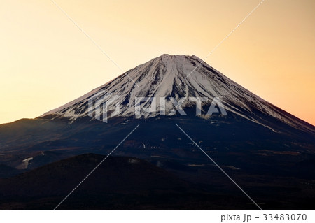 精進湖・パノラマ台から見る未明の富士山 精進湖・パノラマ台から見る未明の富士山 33483070