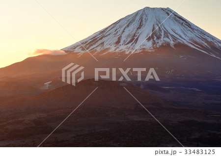 精進湖パノラマ台から見る夜明けの富士山 精進湖パノラマ台から見る夜明けの富士山 33483125