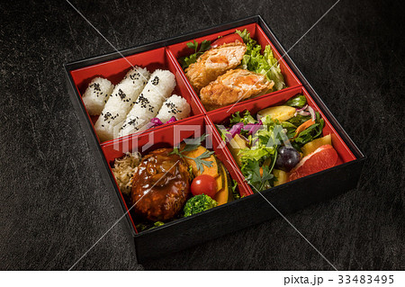 ハンバーグ弁当　Bento of hamburger steak 33483495