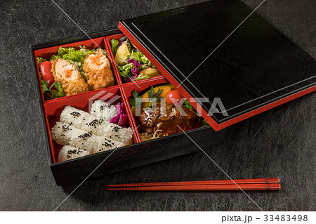 ハンバーグ弁当　Bento of hamburger steak 33483498