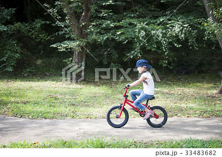 赤い自転車で遊ぶ女の子 赤い自転車で遊ぶ女の子 33483682