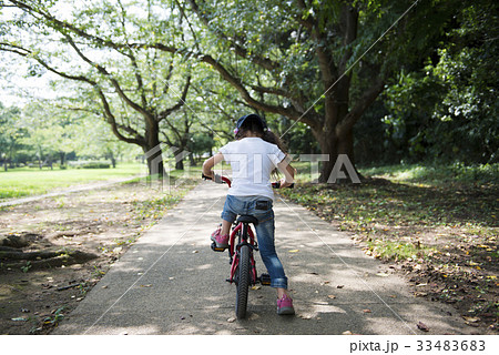 赤い自転車で遊ぶ女の子 33483683
