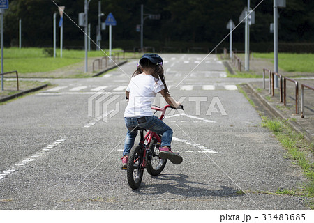赤い自転車で遊ぶ女の子 33483685