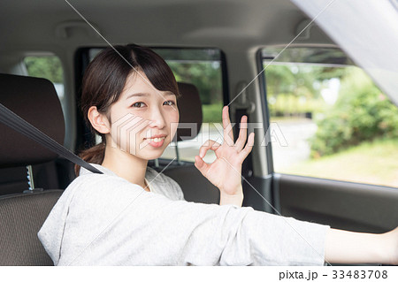 自動車を運転する若い女性 自動車を運転する若い女性 33483708