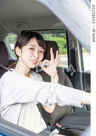 自動車を運転する若い女性 33483710