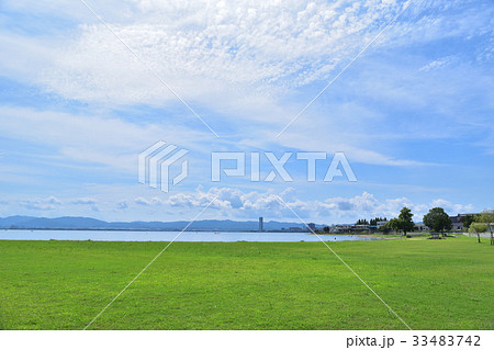 柳が崎湖畔公園砂浜からの琵琶湖と大津市の眺望 33483742