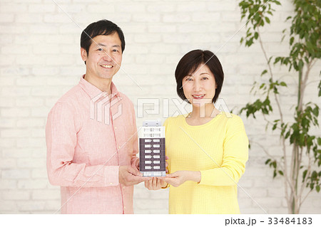 ビルの模型を持つ夫婦 33484183