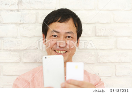 格安SIMカードを持つ男性 33487051
