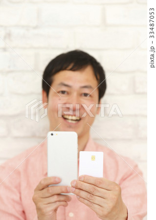 格安SIMカードを持つ男性 33487053