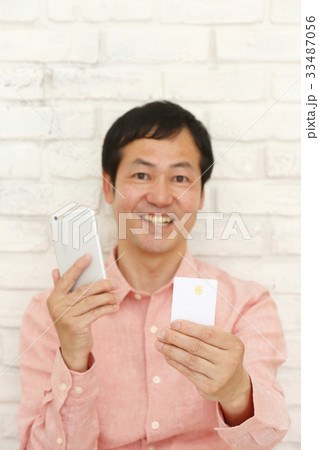格安SIMカードを持つ男性 33487056