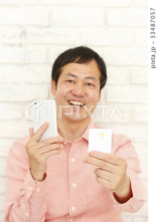 格安SIMカードを持つ男性 33487057