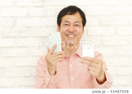 格安SIMカードを持つ男性 33487058