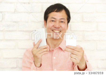 格安SIMカードを持つ男性 33487059