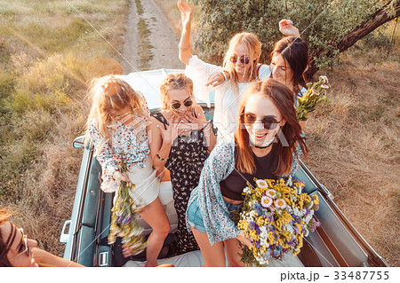 Six girls have fun in the countryside Six girls have fun in the countryside 33487755