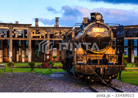 豊後森機関庫の夕暮れとＳＬ 33489015