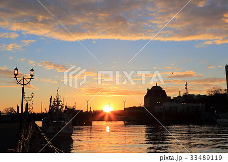 朝焼けの幣舞橋と停泊中のサンマ漁船 朝焼けの幣舞橋と停泊中のサンマ漁船 33489119