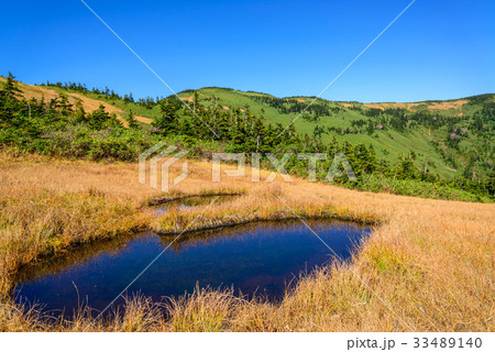 池塘と会津駒ケ岳 33489140