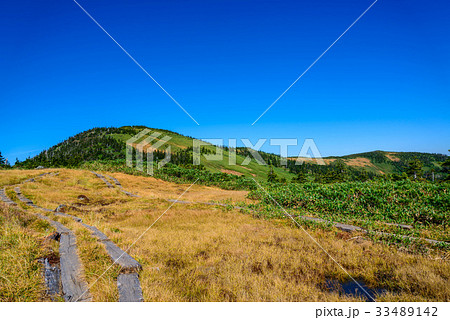 青空と会津駒ケ岳 33489142