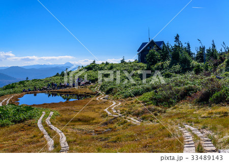 池塘のある登山道 33489143