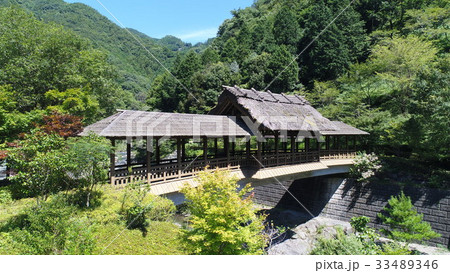 大洲市河辺の屋根付き橋・空撮、威風堂々と 33489346
