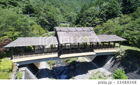 大洲市河辺の屋根付き橋・空撮、威風堂々と 33489348
