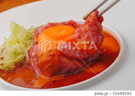 牛肉の刺とろとろ卵のユッケ 牛肉の刺とろとろ卵のユッケ 33489583