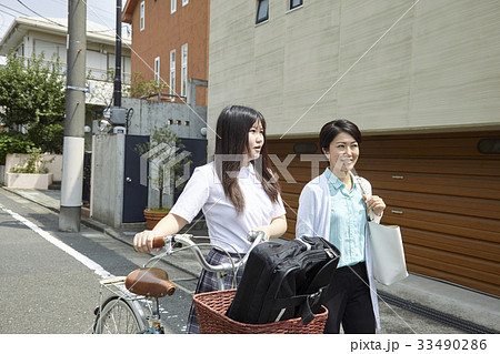 女子中学生とおしゃべりしながら歩く母親 33490286