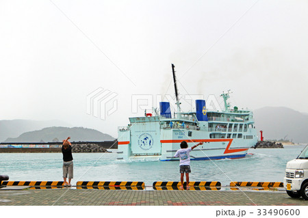 座間味島へまた来てね（フェリー見送り） 33490600