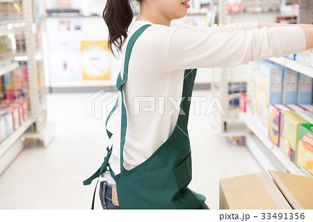 売店 コンビニ 品出し 女性 店員 仕事 33491356