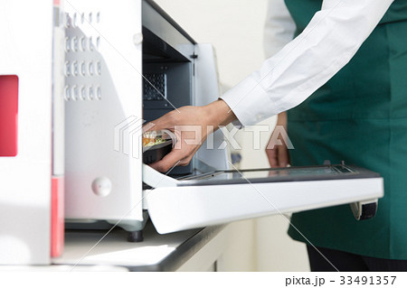 売店 コンビニ 弁当 レンジ チン 温める 店員 仕事 売店 コンビニ 弁当 レンジ チン 温める 店員 仕事 33491357