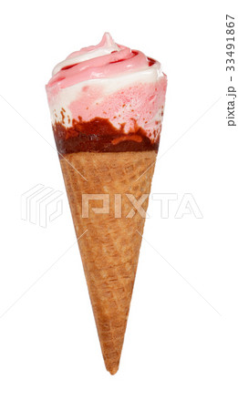 Ice cream with chocolate and strawberry 33491867
