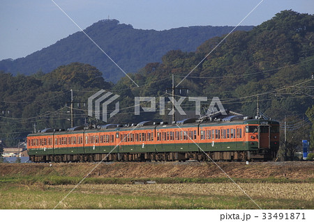 岩舟付近を行く両毛線115系 岩舟付近を行く両毛線115系 33491871