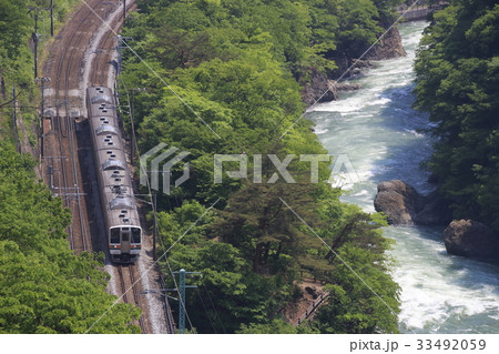 諏訪峡を行く上越線211系電車 33492059