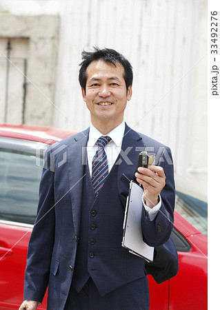 自動車の査定をするビジネスマン 33492276