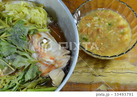 steam fish and vegetable dipping with soy sauce 33493791
