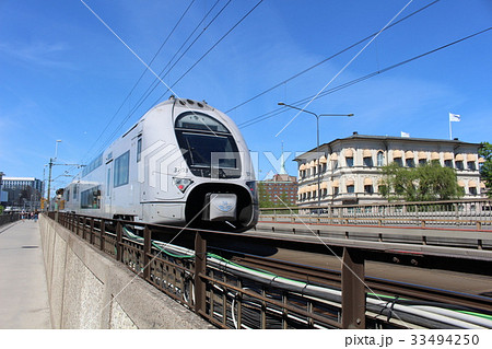 ストックホルム中央駅近くの鉄橋を渡る電車　スウェーデン 33494250