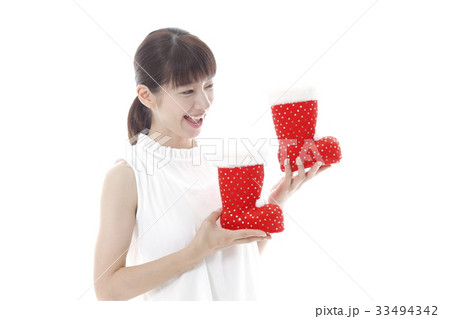 ブーツを持つ若い女性 33494342