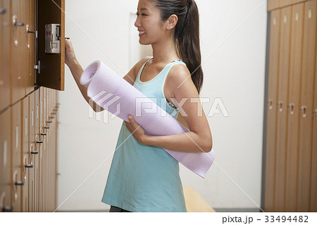 ヨガ　フィットネス　健康　準備　ロッカールーム　更衣室 33494482