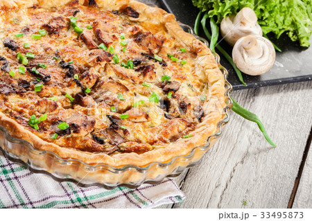 Tart with chicken, mushrooms and cheese 33495873
