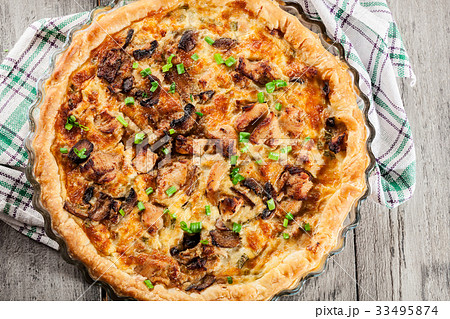 Tart with chicken, mushrooms and cheese 33495874