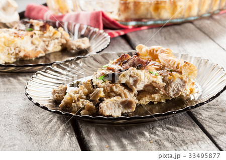 Slice of tart with chicken amd mushrooms 33495877